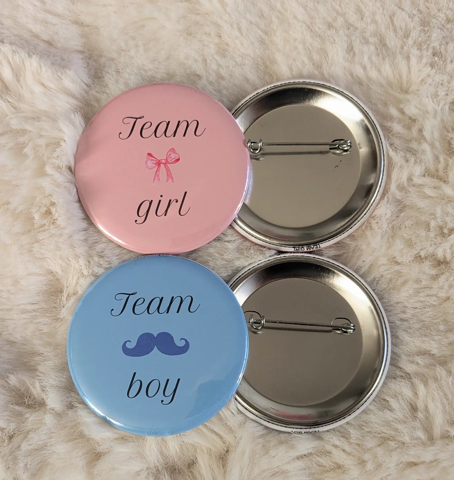Macarons roses et macarons bleus en anglais pour équipe de gender reveal – Pink and blue gender reveal pins in English for team