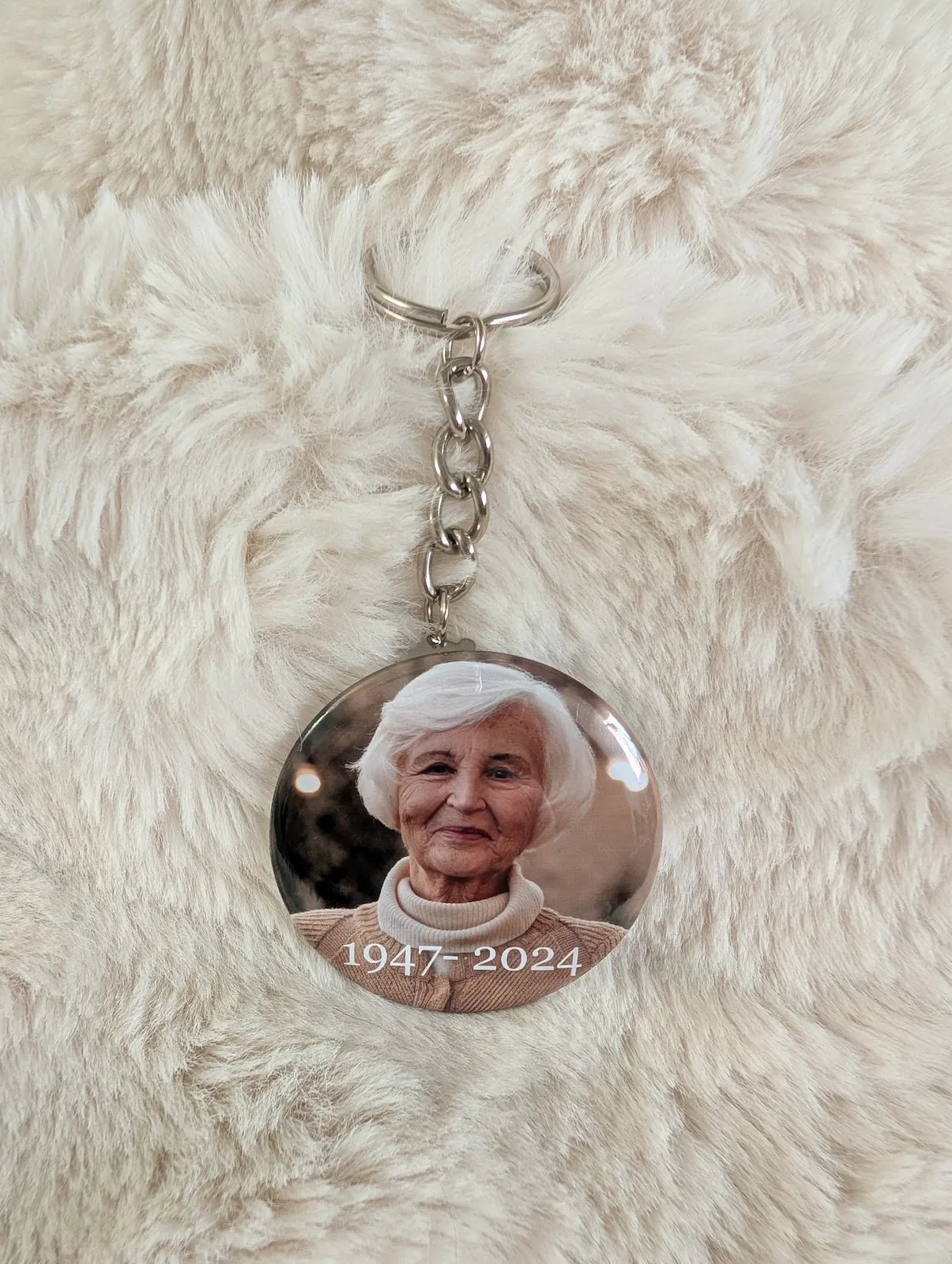Porte-clé commémoratif d'une belle dame aux cheveux blancs avec son année de naissance et son année de décès – Memorial keychain of a beautiful white-haired woman with her birth year and year of death