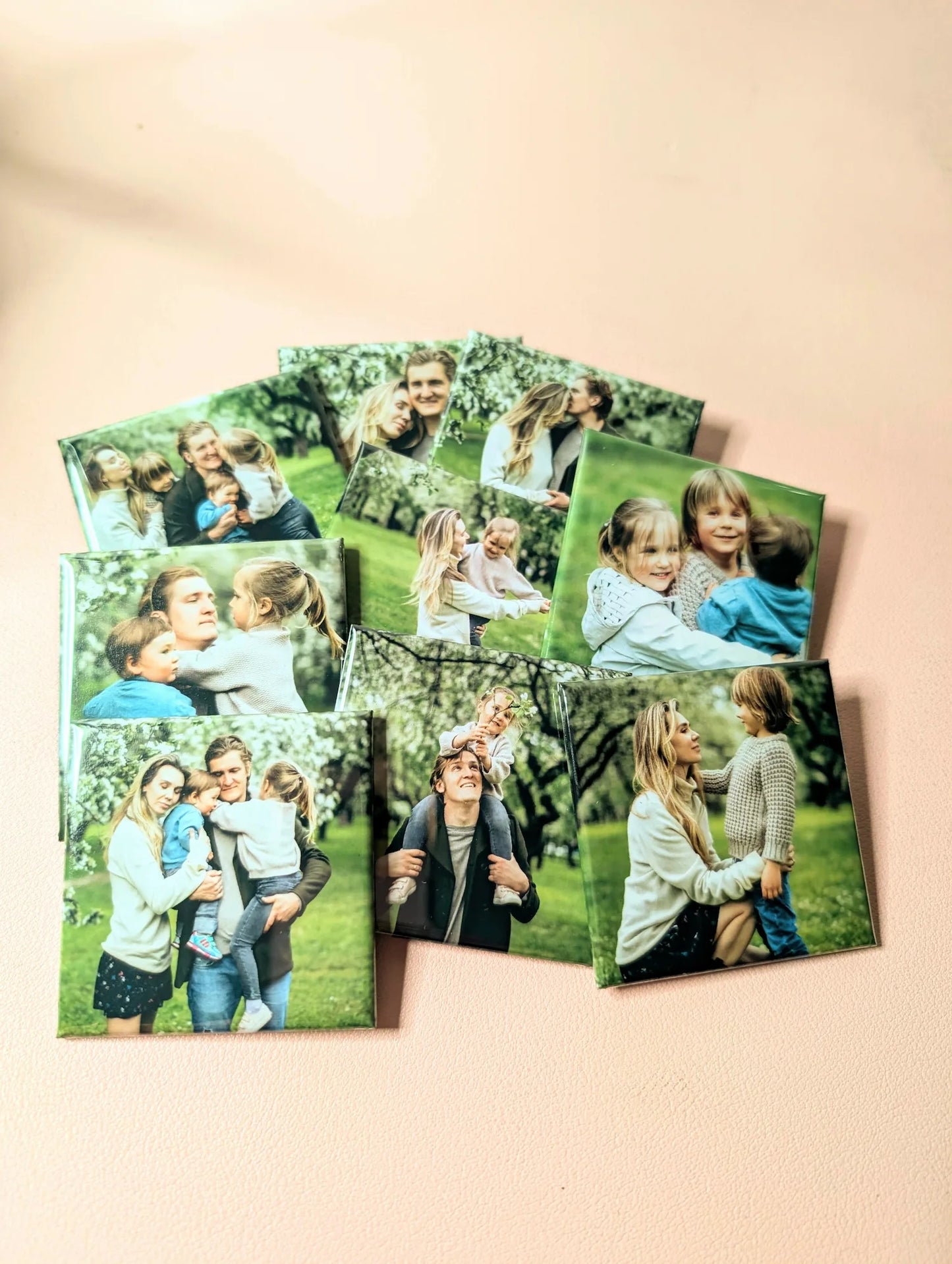 Custom square magnets printed in Canada with family photos. Aimants personnalisés carrés imprimés au Québec avec photos de famille