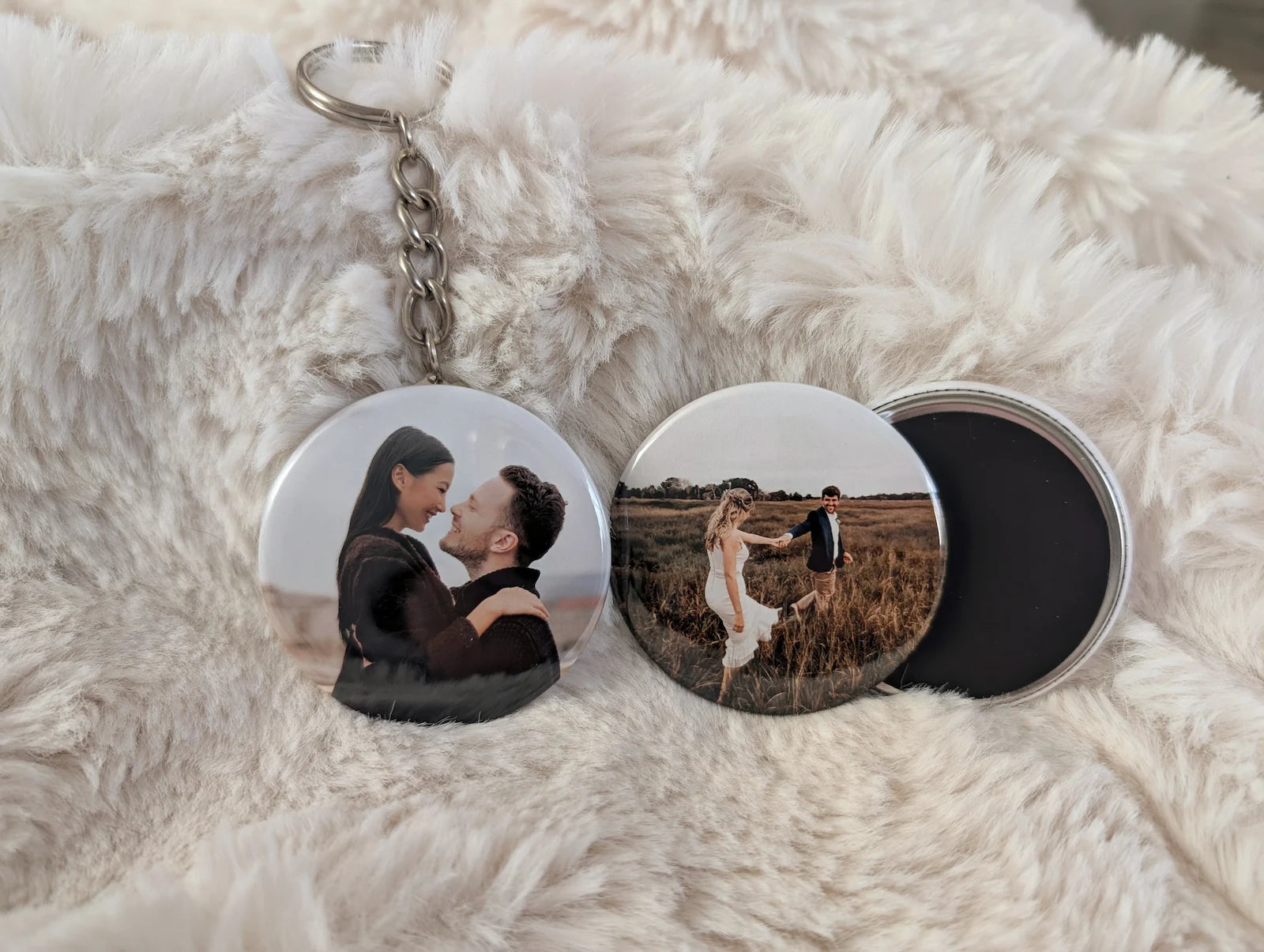 Produits assortis GabyPrints (porte-clé et aimant rond) avec photos de couple - Assorted GabyPrints products (keychain and round magnet) with couple photos