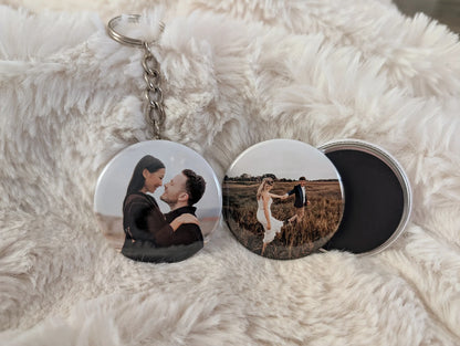Produits assortis GabyPrints (porte-clé et aimant rond) avec photos de couple - Assorted GabyPrints products (keychain and round magnet) with couple photos