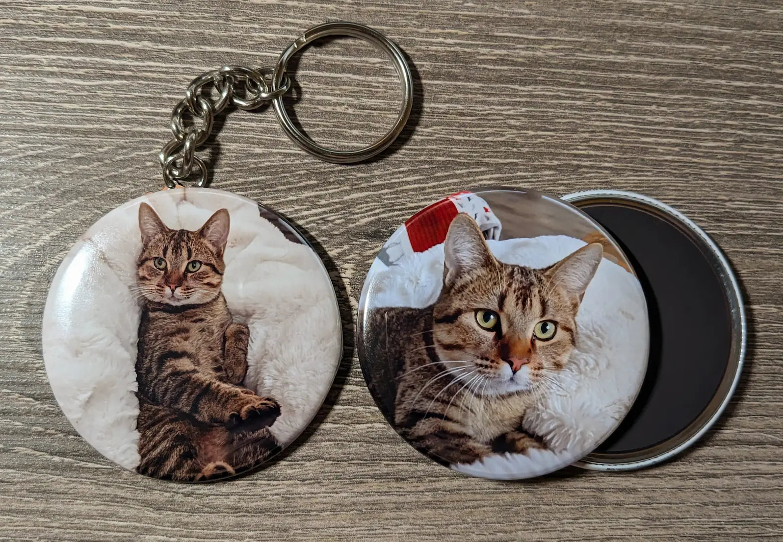 Produits assortis GabyPrints (porte-clé et aimant rond) avec photos d'animal de compagnie - Assorted GabyPrints products (keychain and round magnet) with pet photos