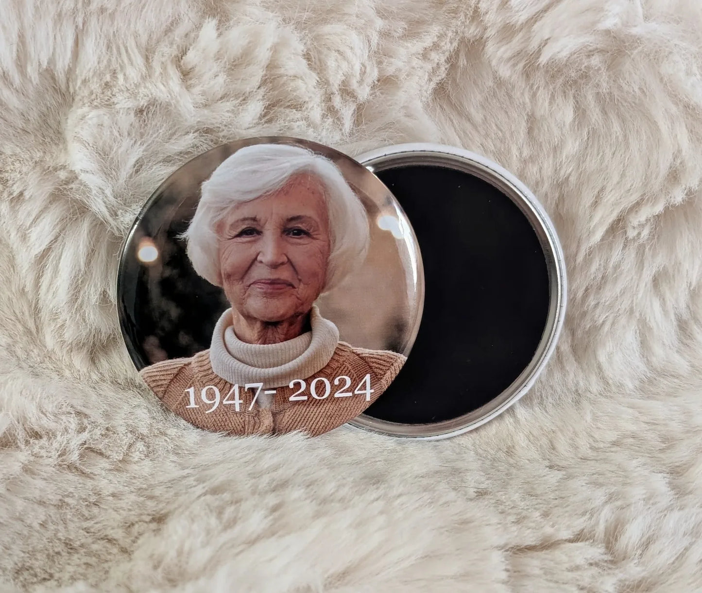Aimant commémoratif d'une belle dame aux cheveux blancs avec son année de naissance et son année de décès – Memorial magnet of a beautiful white-haired woman with her birth year and year of death