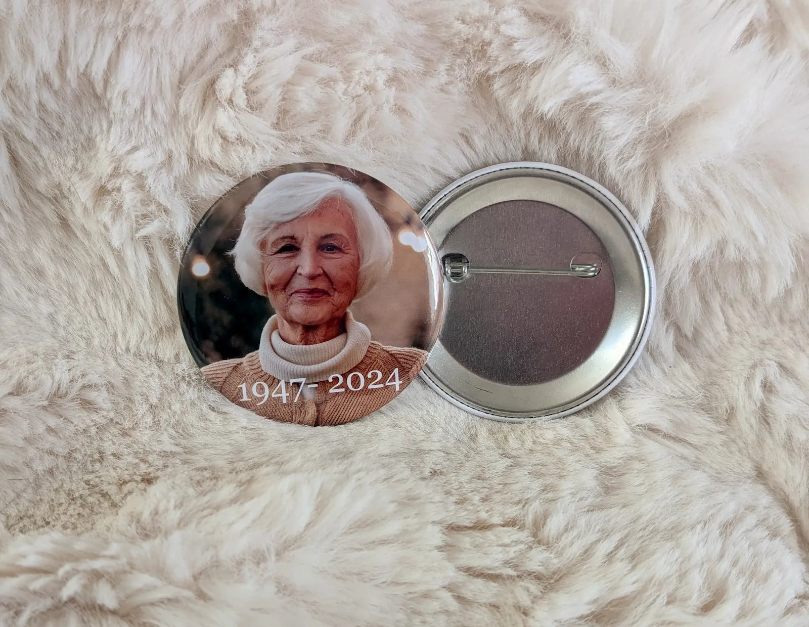 Épinglette commémorative d'une belle dame aux cheveux blancs avec son année de naissance et son année de décès – Memorial pin of a beautiful white-haired woman with her birth year and year of death