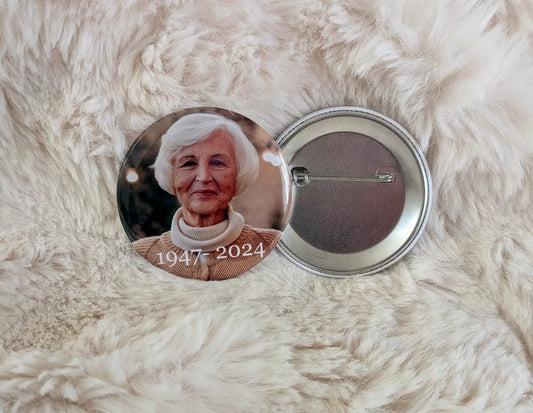 Épinglette commémorative d'une belle dame aux cheveux blancs avec son année de naissance et son année de décès – Memorial pin of a beautiful white-haired woman with her birth year and year of death