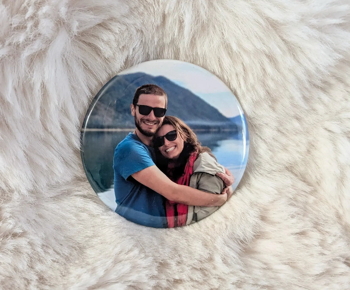 Aimant rond personnalisé avec photo de couple – Custom round magnet with couple photo 