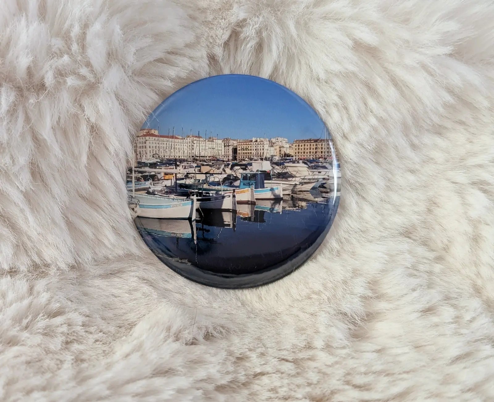 Aimant rond souvenir avec photo de paysage portuaire – Souvenir round magnet with harbor landscape photo 