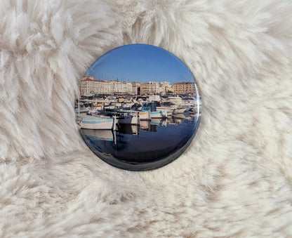 Aimant rond souvenir avec photo de paysage portuaire – Souvenir round magnet with harbor landscape photo 
